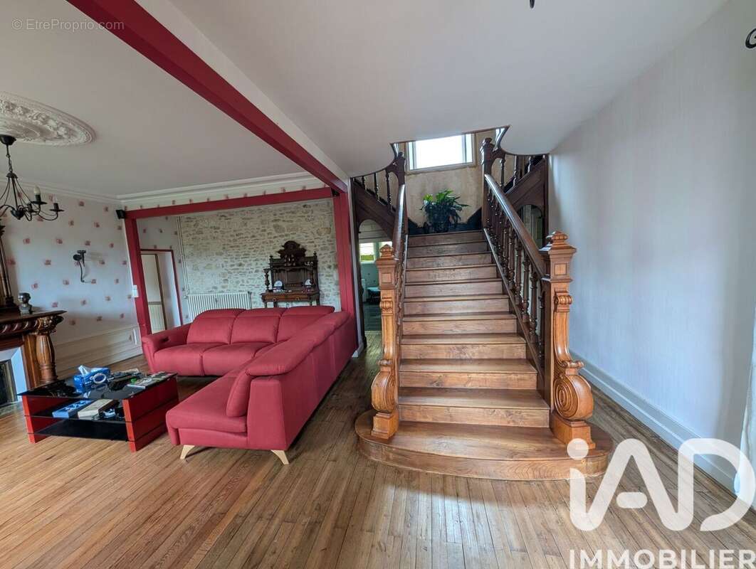 Maison 320 m² à Mosnac  - photo 2