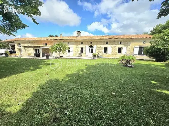 Magnifique maison en pierres renovee de 379 m2 avec 4 chambres, piscine sur un terrain de 1,8 hectares !!! - photo 4