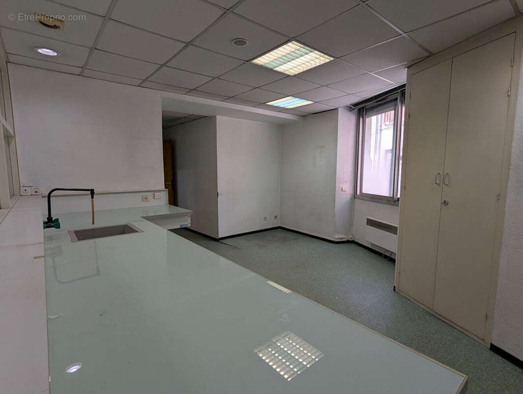 Commerce à SALERNES