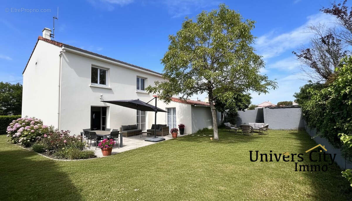 modifiée pa l'IA - Maison à LES SORINIERES