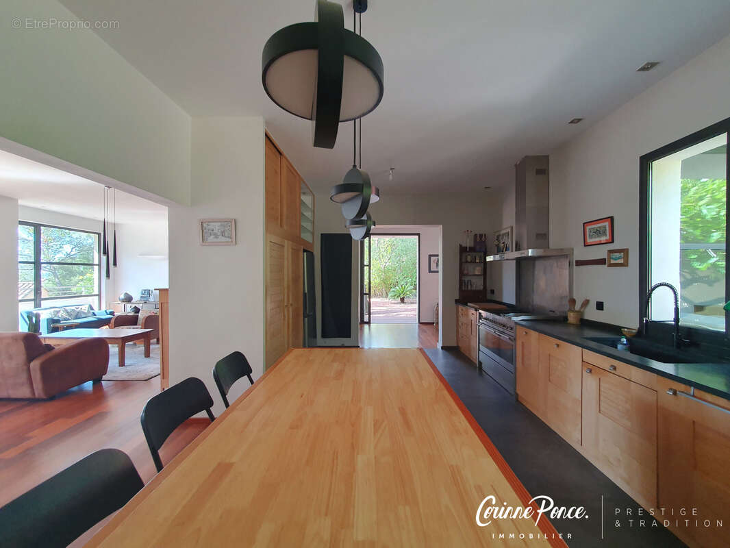 Superbe Villa contemporaine avec piscine proposée par Corinne Ponce Immobilier - photo 6