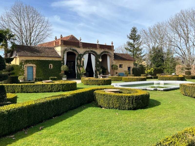 ELEGANT CHATEAU XVIIIs, sans travaux, sur 1 hectare clos de murs, jardin paysagé, chapelle, orangerie, dépendances, pour famille - photo 56