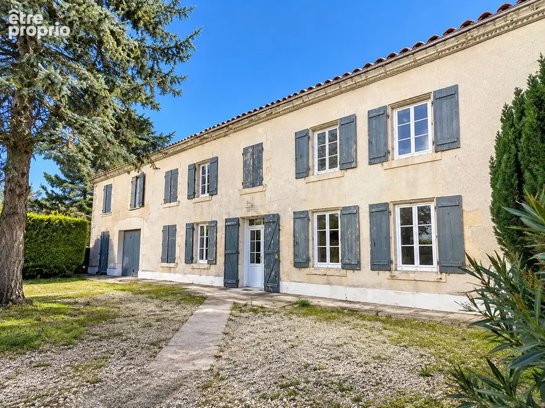 Maison de caractère - 267 m², 6 chambres, piscine chauffée et jardin sans vis-à-vis - photo 1