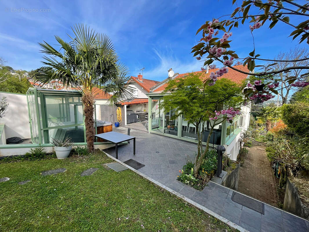 Royat - Maison avec panorama, jardin, terrasses et spa / 7 Pièces principales / 185 m² / Parcelle 942 m² - photo 8