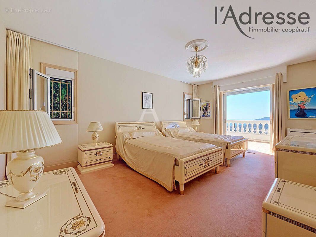 Villa d'exception sur les hauteurs de Mandelieu ! - photo 8