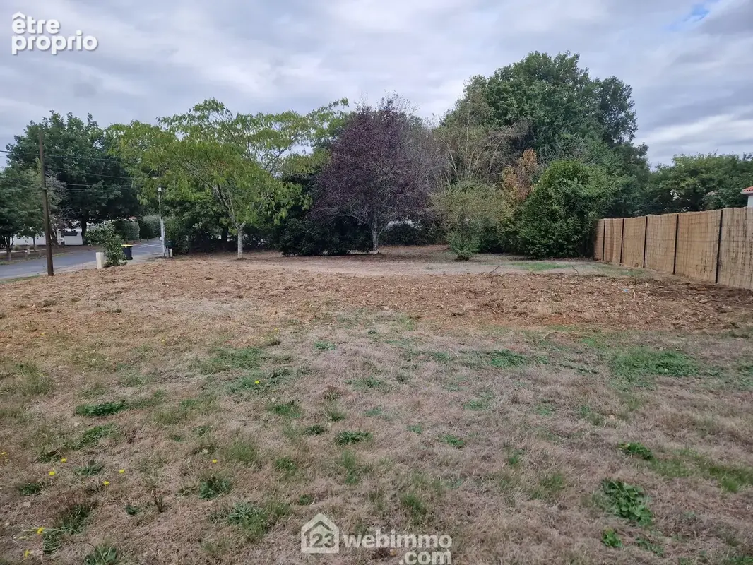 Photo Terrain à Beaulieu-Sous-La-Roche au prix de 82 000€