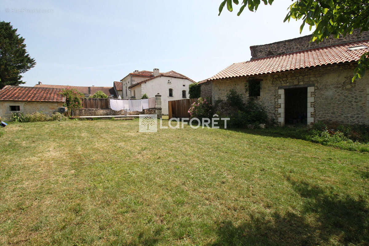 Maison à PAUSSAC-ET-SAINT-VIVIEN