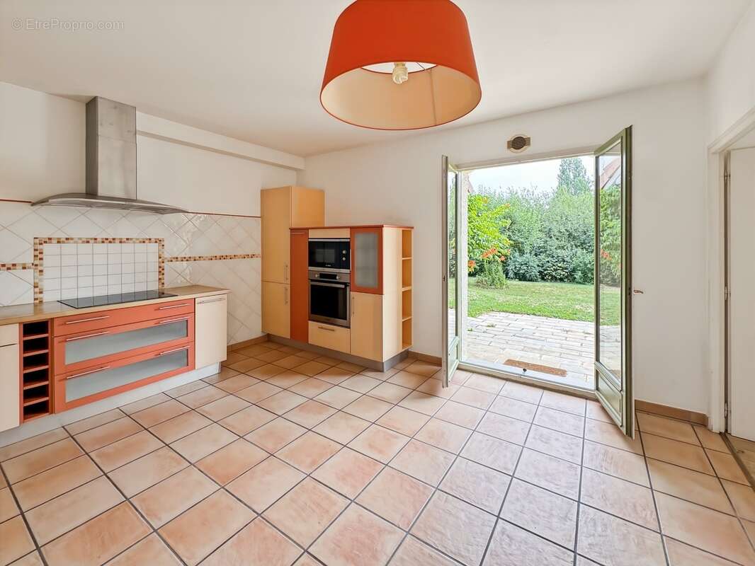 Élégante propriété familiale de 192 m² avec 6 chambres au cœur de Tutégny - photo 4