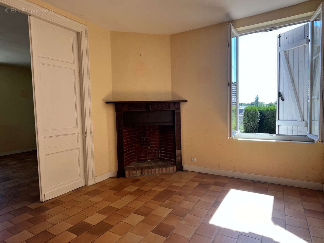 Maison bourgeoise en briques avec dépendance, jardin 1900m2 et fort potentiel- Proche VIMOUTIERS - photo 5