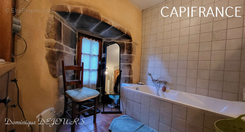 Maison à SAINT-SAUVEUR-DE-MONTAGUT