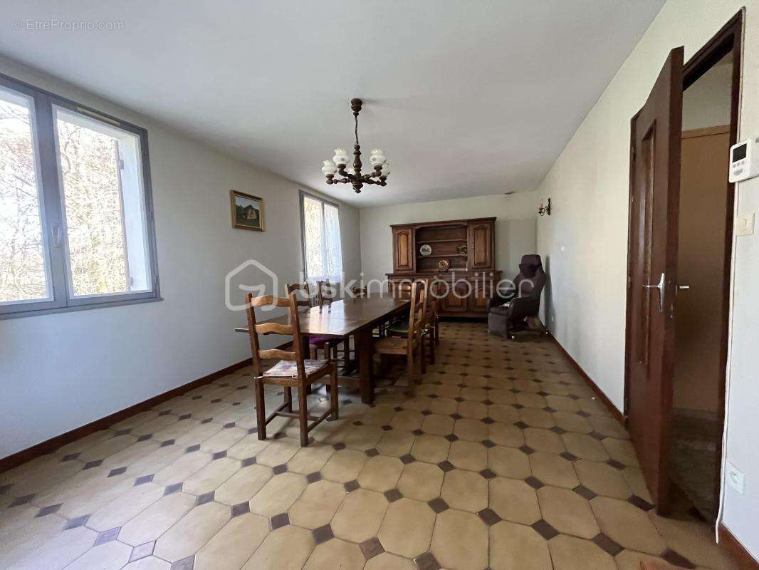 Maison à SAINT-PIERRE-DE-CHIGNAC