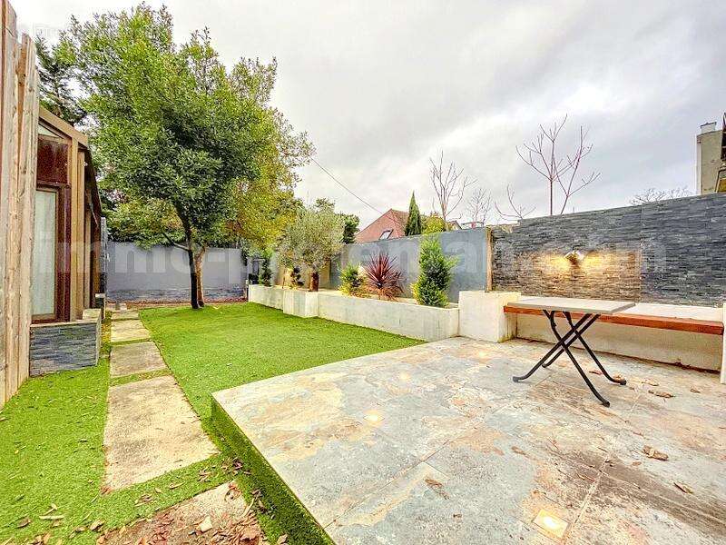 Maison_Mitoyenne_Annemasse_grand_espace_Toit_cathedrale_proche_ecole_genève_frontière_suisse_ceva_bus_commerces_lumineux_calme_sejour_cuisine_ouverte_couloir_dégagement_dressing_armoires_chambre_baignoire_double_douche_exterieur_jardin_gazon_syntetique_ - Maison à AMBILLY