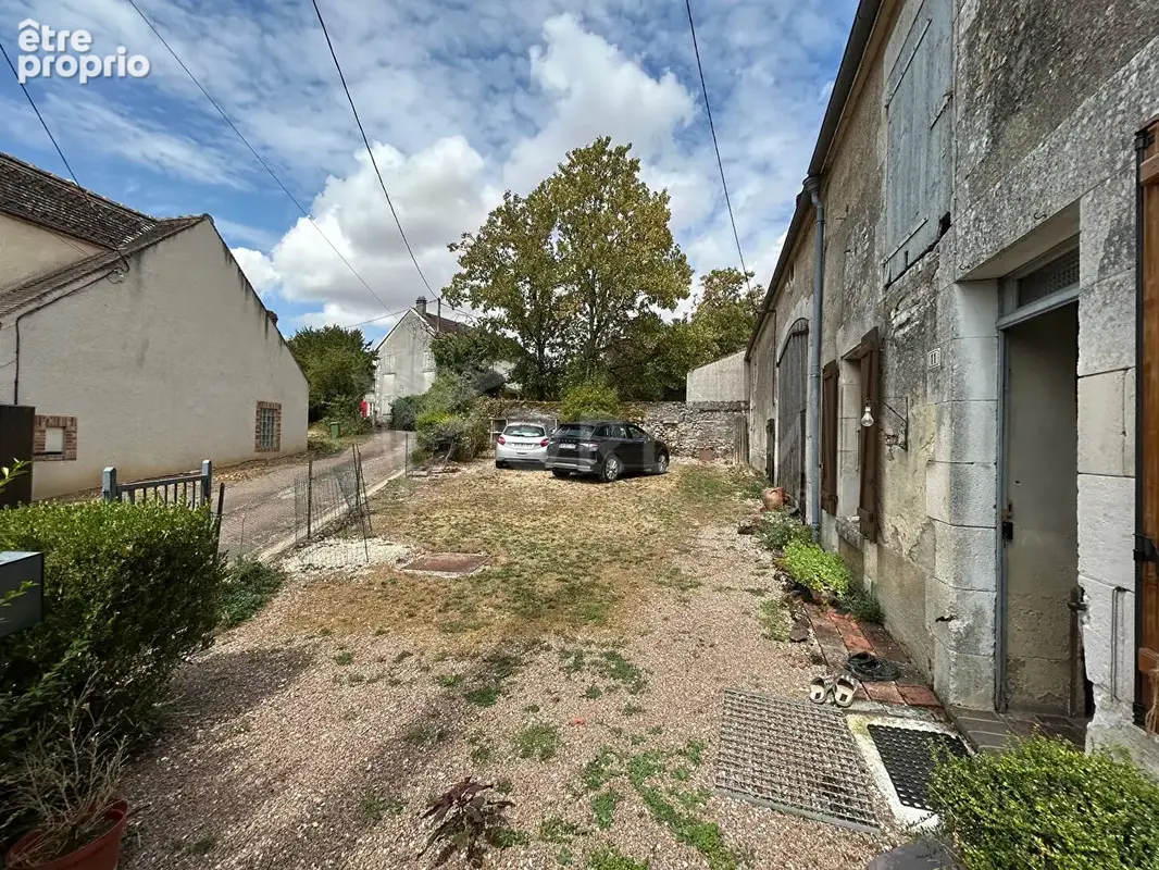 Maison de campagne, fort potentiel, vastes dépendances - photo 2