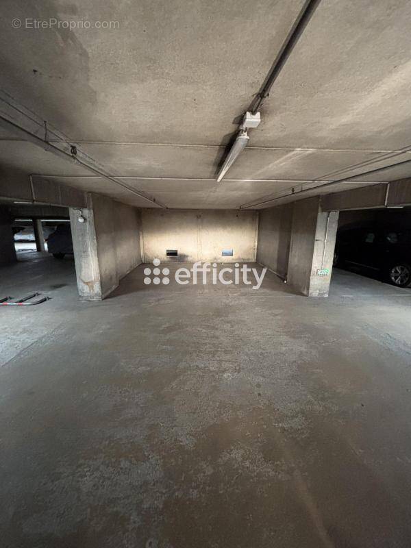 Parking à COURBEVOIE