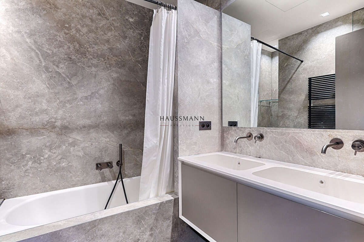 Appartement à NEUILLY-SUR-SEINE