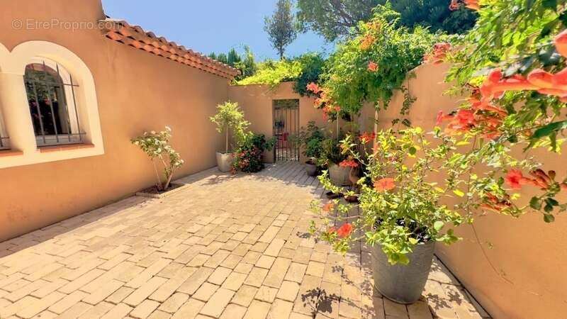 Maison à CHATEAUNEUF-LE-ROUGE
