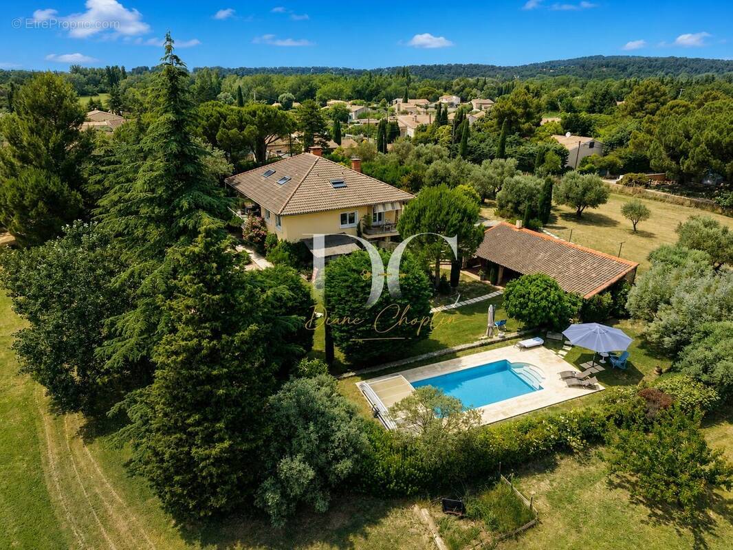 Maison à ENTRAIGUES-SUR-LA-SORGUE