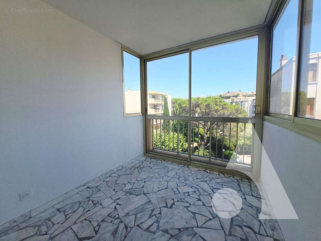 St Raphaël  4 p - 104,65 m²  carrez-  Beaux volumes, lumineux et idéalement situé - photo 5