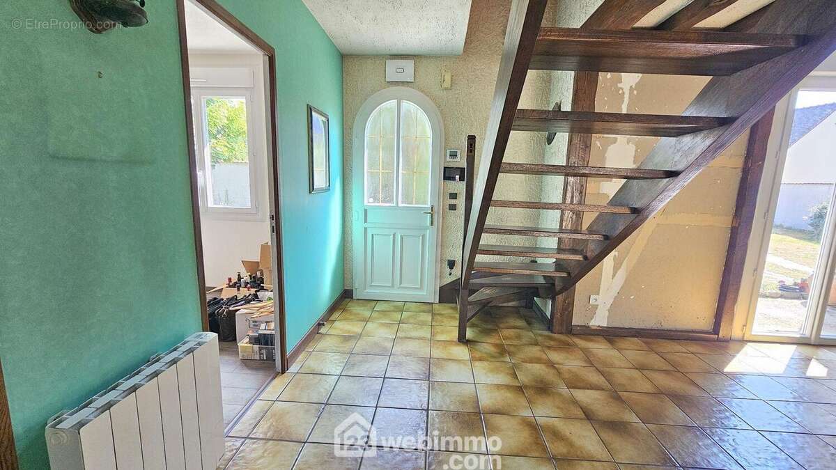 Une spacieuse entrée de 6 m². - Maison à MILLY-LA-FORET