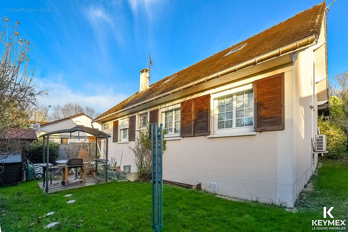 Maison à LE THILLAY