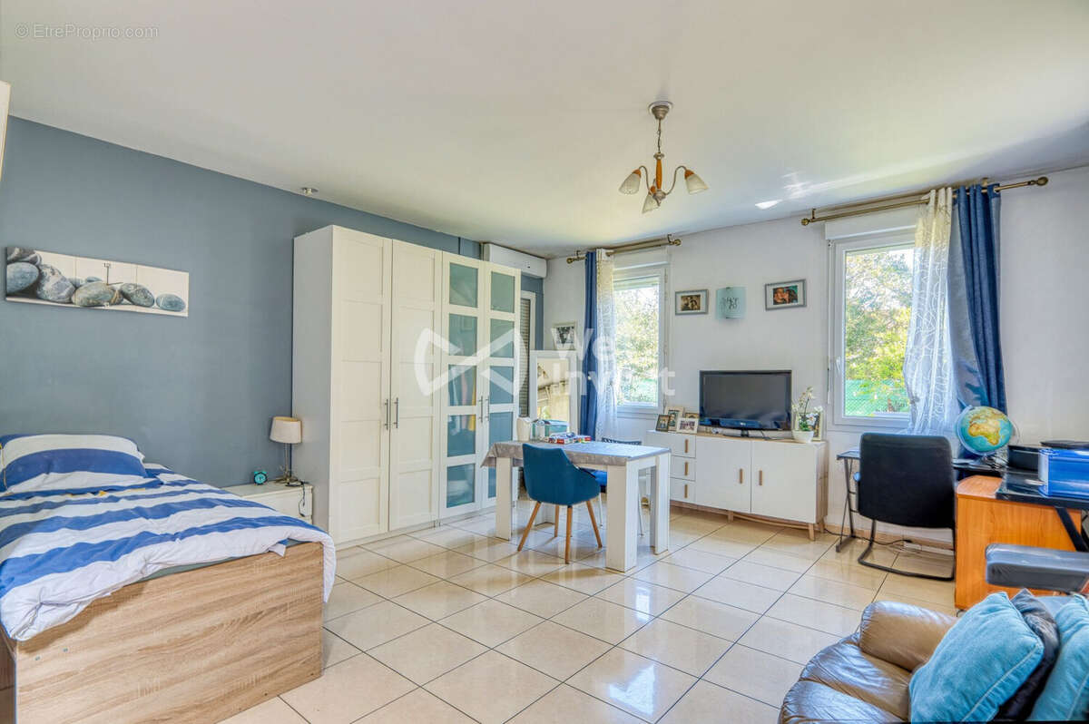 Maison 203 m² à Bron  - photo 8