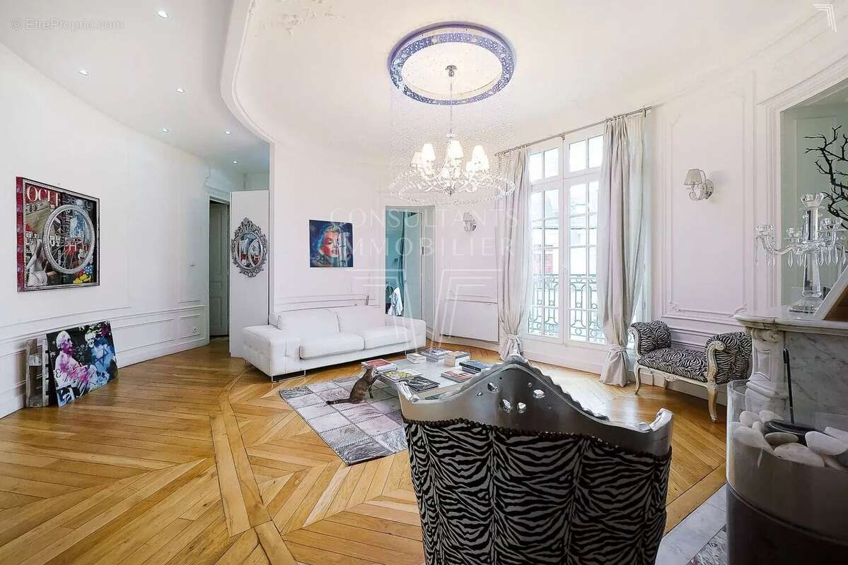 Appartement à PARIS-16E