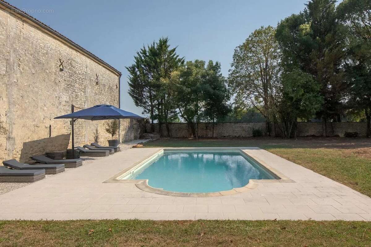 Château d’Exception avec Dépendances, Piscine et Jardin Paysager – Proche de St Jean d’Angély - photo 19