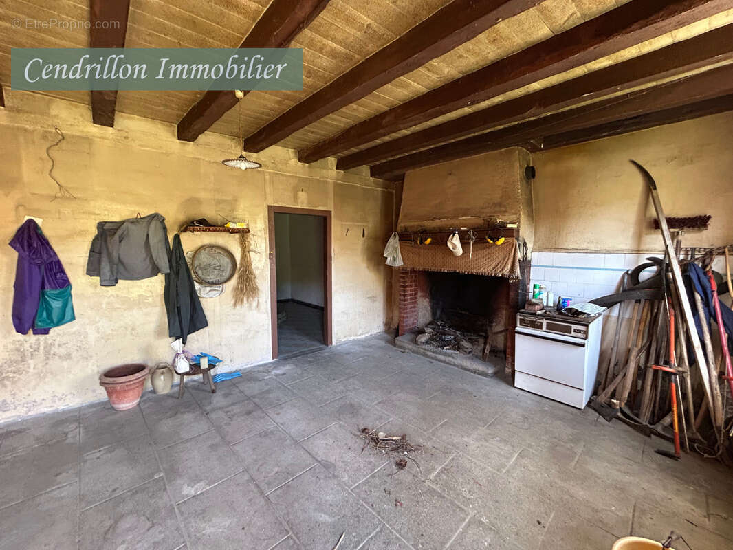 Fermette indépendante en pierre sur un terrain de 1 910 m2, avec deux granges et une cave. - photo 7