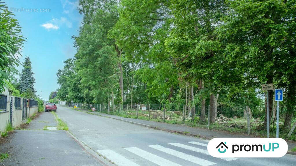 Terrain à NEUILLY-SAINT-FRONT