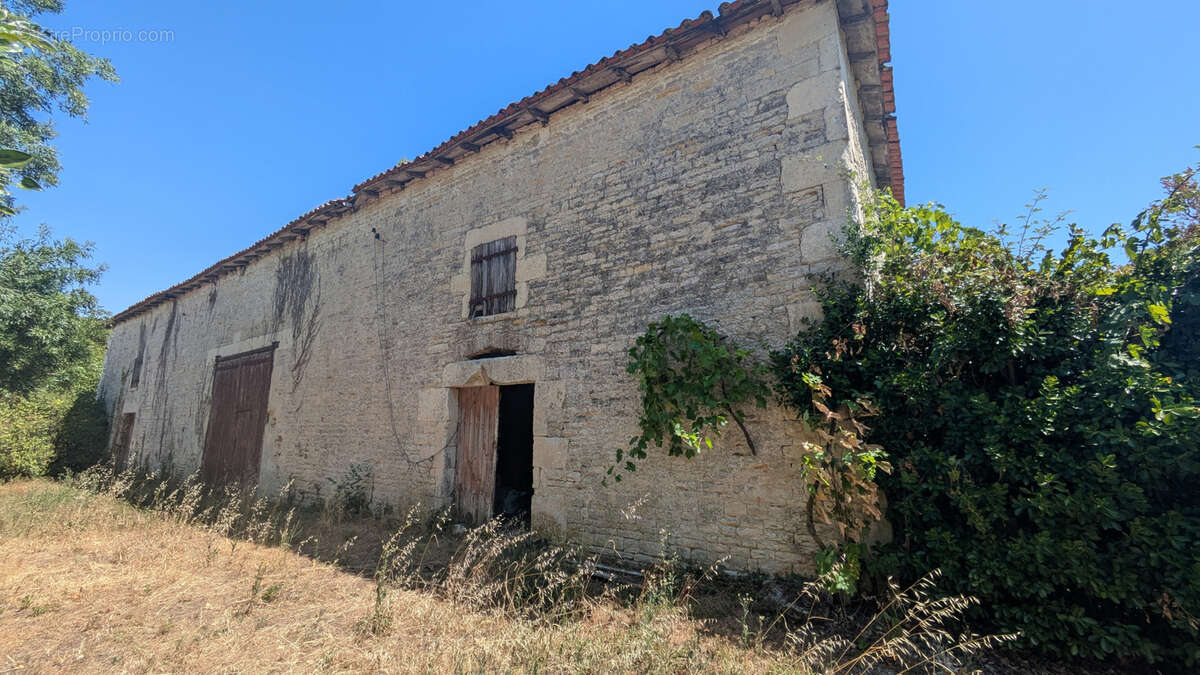 Maison à renover - 3 chambres - granzay gript - photo 3