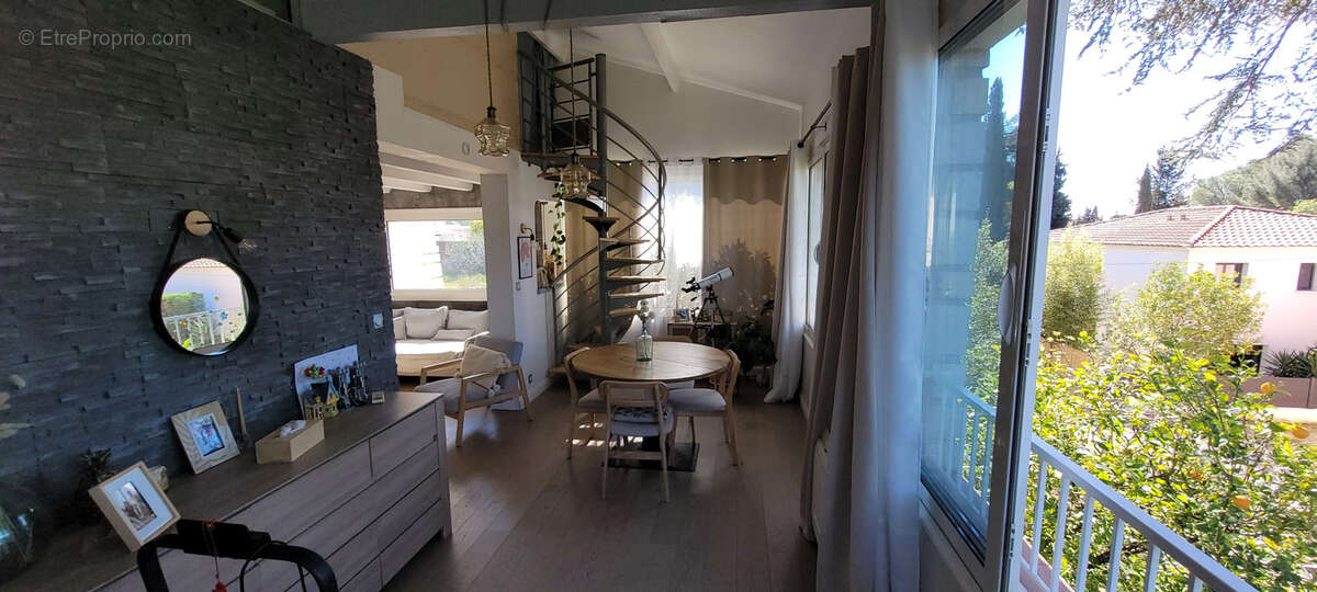 Appartement à CEYRESTE