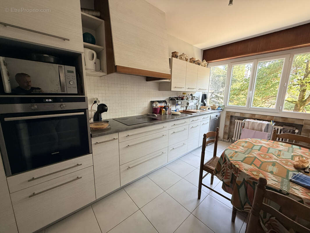 HIDRI IMMO PLUS vous propose en exclusivité un appartement T4 avec balcon, loggia et cave à Échirolles - photo 3