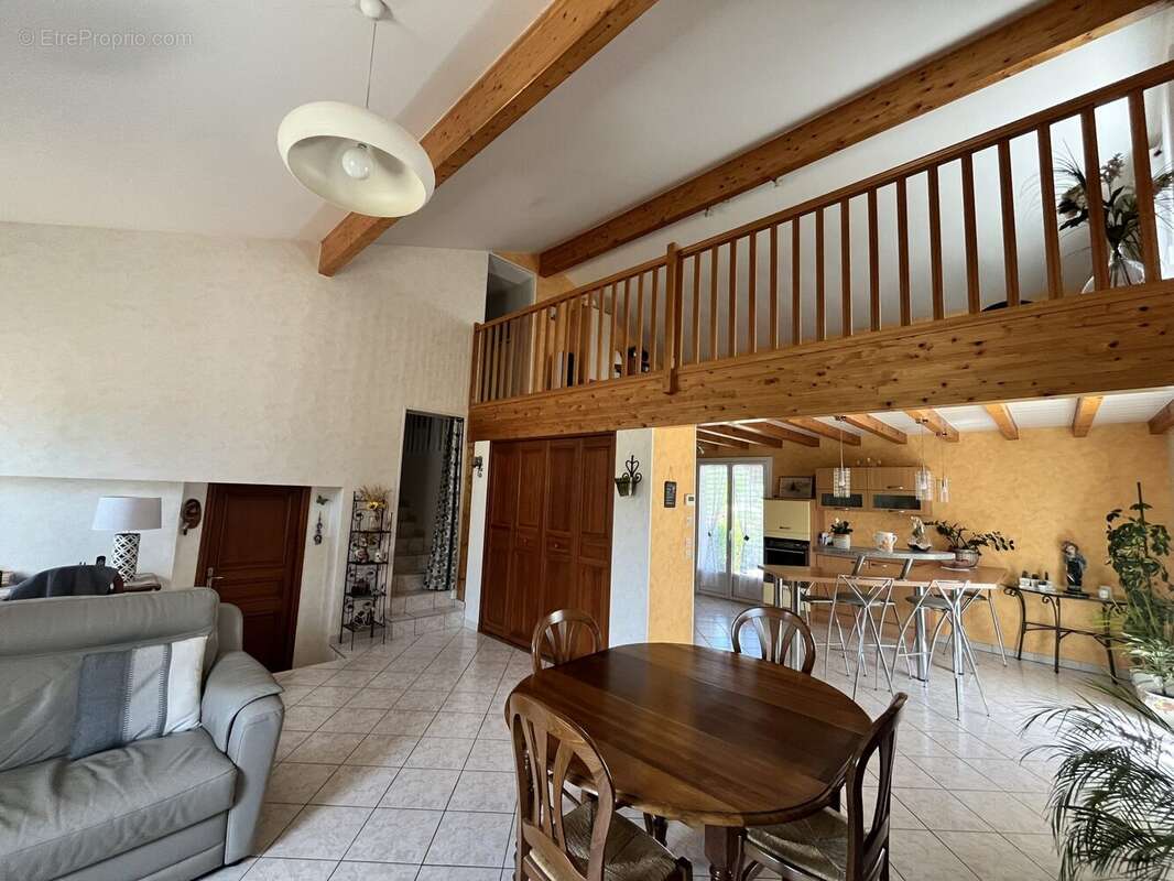 Maison 113 m² à Saint-Etienne-Des-Oullieres  - photo 5