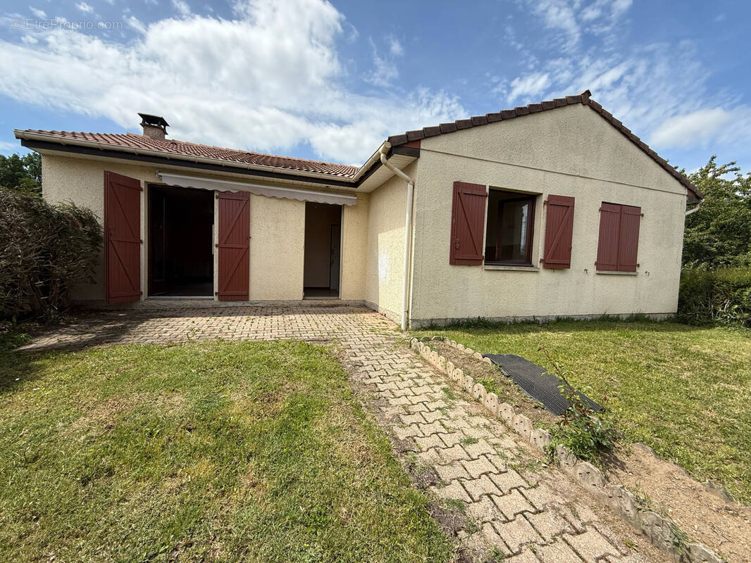 Maison à CREUZIER-LE-VIEUX