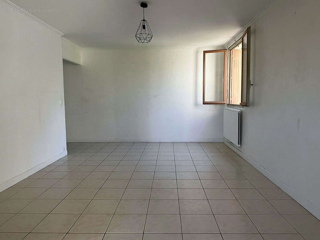 Appartement à vendre Les Prairies, Saint-Mitre Marseille 13e - T3 avec balcon, cave - photo 2