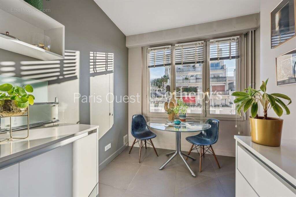 Appartement à PARIS-16E