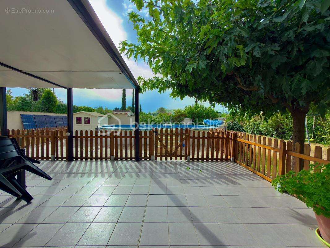 SORGUES – Maison familiale de 150 m² – Autonomie en eau et en électricité – Piscine, spa, suite parentale et fort potentiel d'év - photo 21