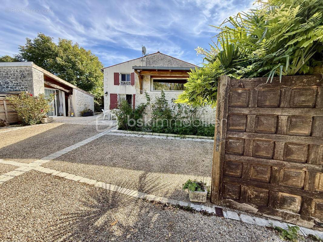 Maison à NIEUL-LES-SAINTES