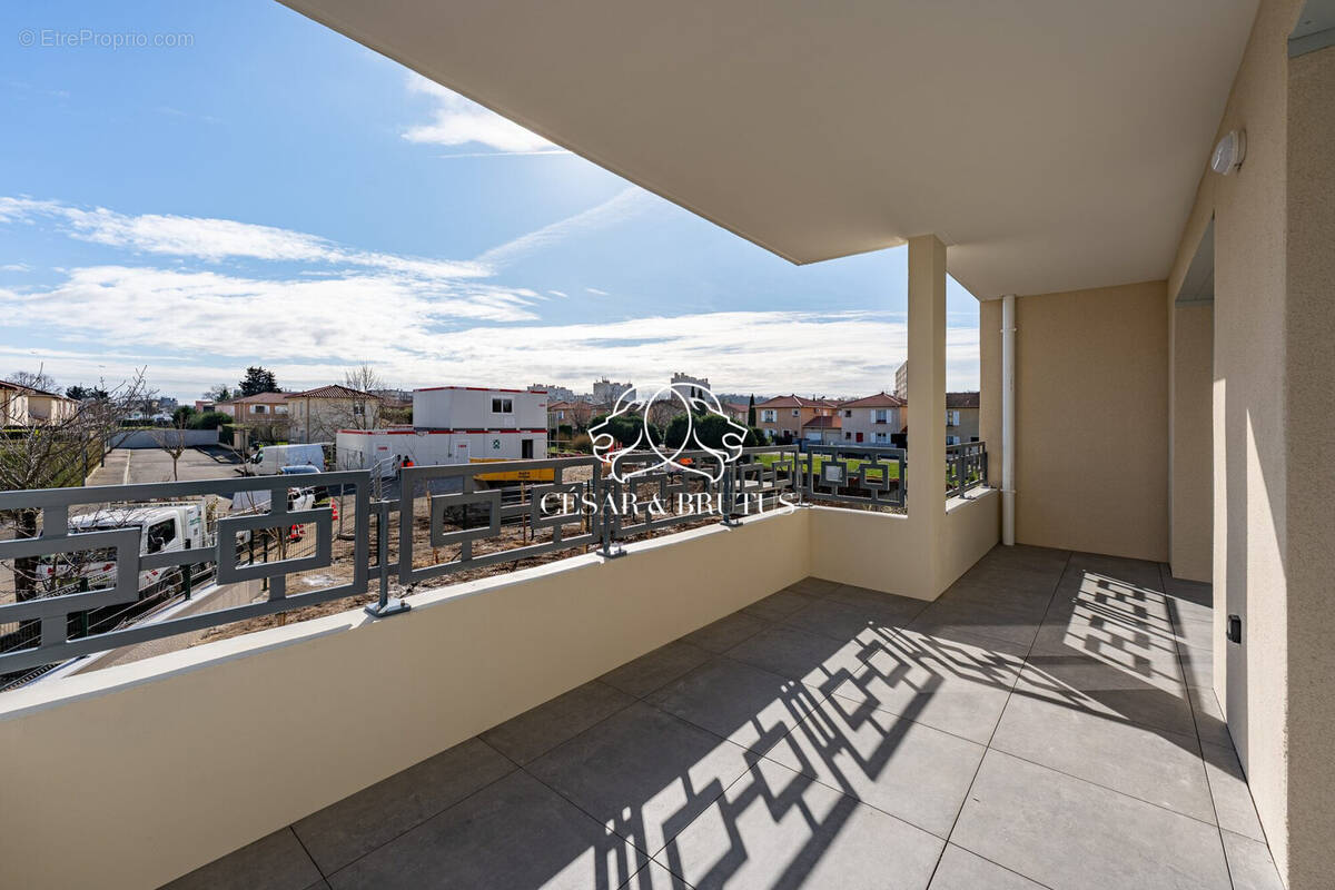 Appartement à MEYZIEU