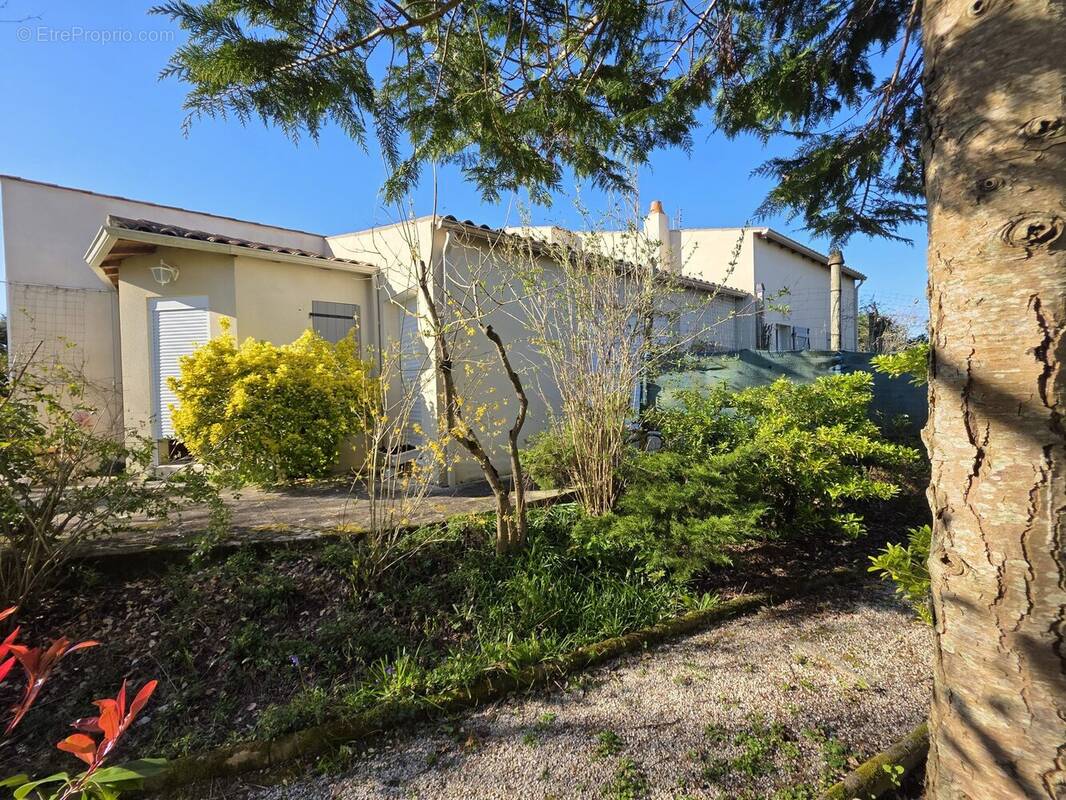 Maison à SAINT-LAURENT-DE-LA-PREE