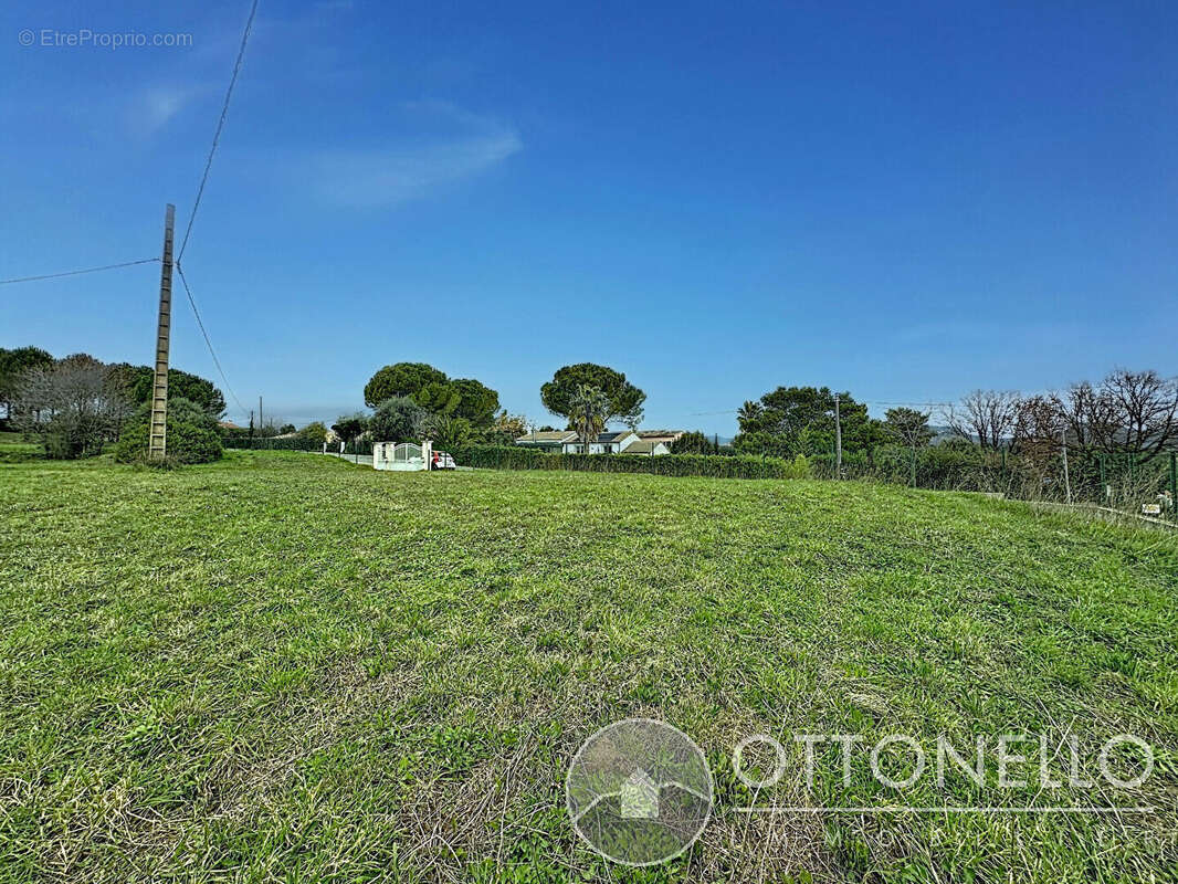 Terrain à ROQUEBRUNE-SUR-ARGENS