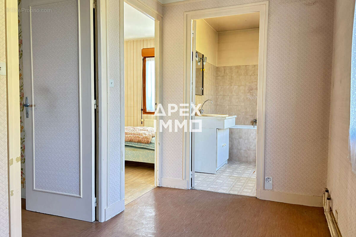 Maison à SAINT-DENIS-DE-L&#039;HOTEL