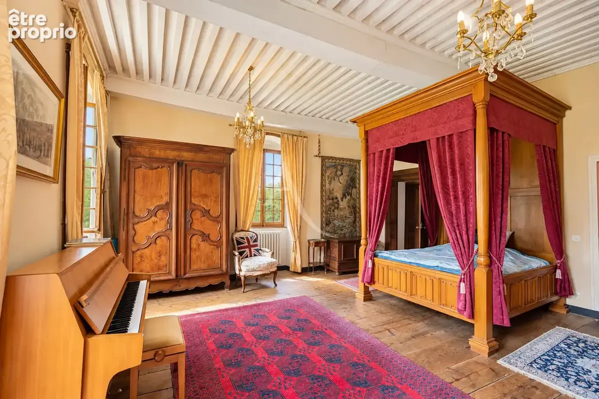 Château à Chilly - 215 m² habitables et dépendances sur 5 126 m² - photo 9