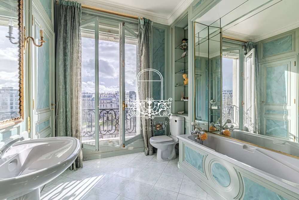 Appartement à PARIS-16E