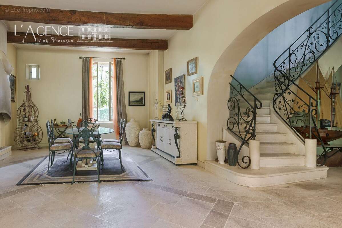 Maison 313 m² à Aix-En-Provence  - photo 3
