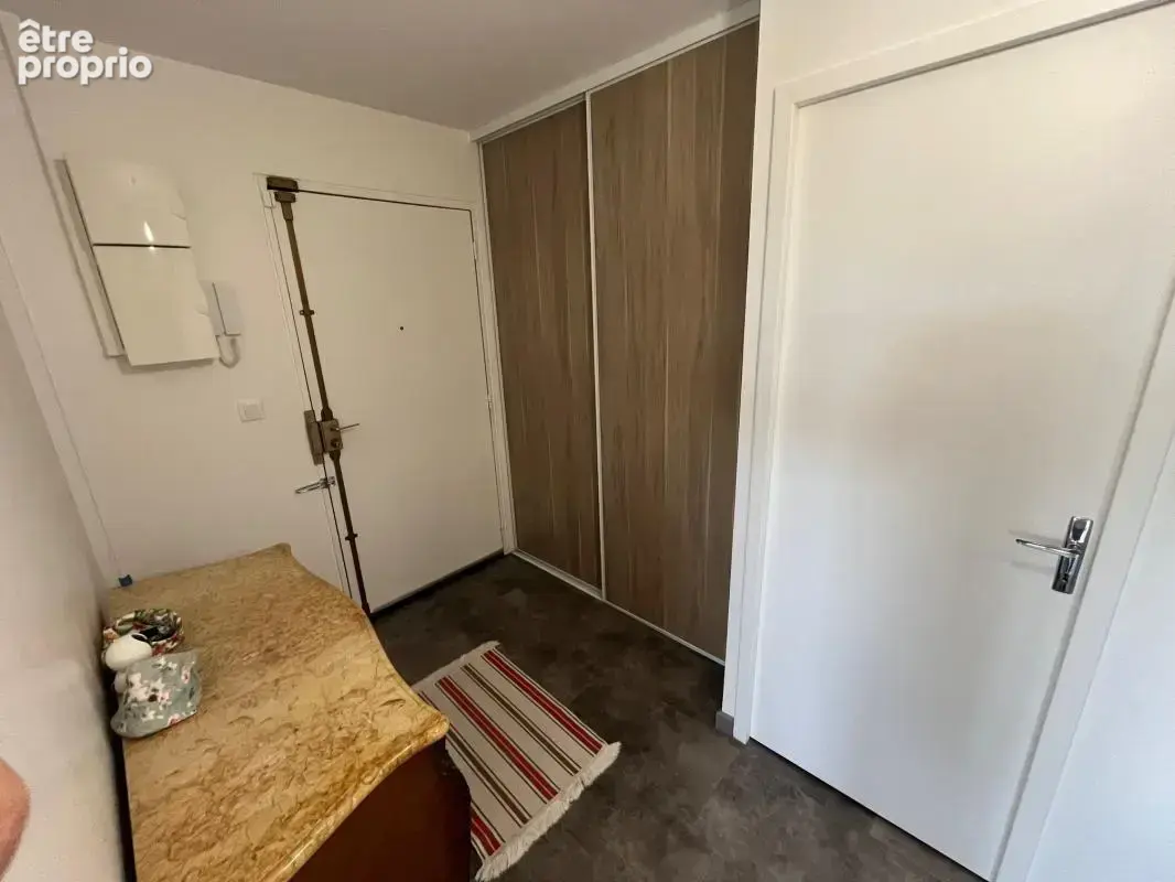 RARE F3 71m² + 2 balcons résidence du BOIS DE VAIRES. Entrée, placards, cuisine équipée ouverte sur séjour double, 1 ou 2 chambr - photo 7