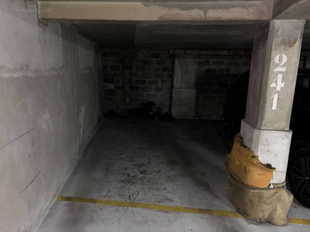 Parking à PARIS-15E