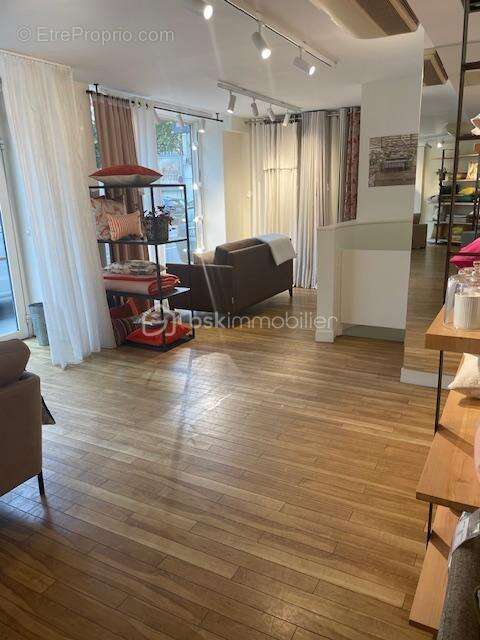 droit au Bail d'un local de 35 m² avec sous sol de 35 m² ancienne cuisine plus sanitaire - photo 2