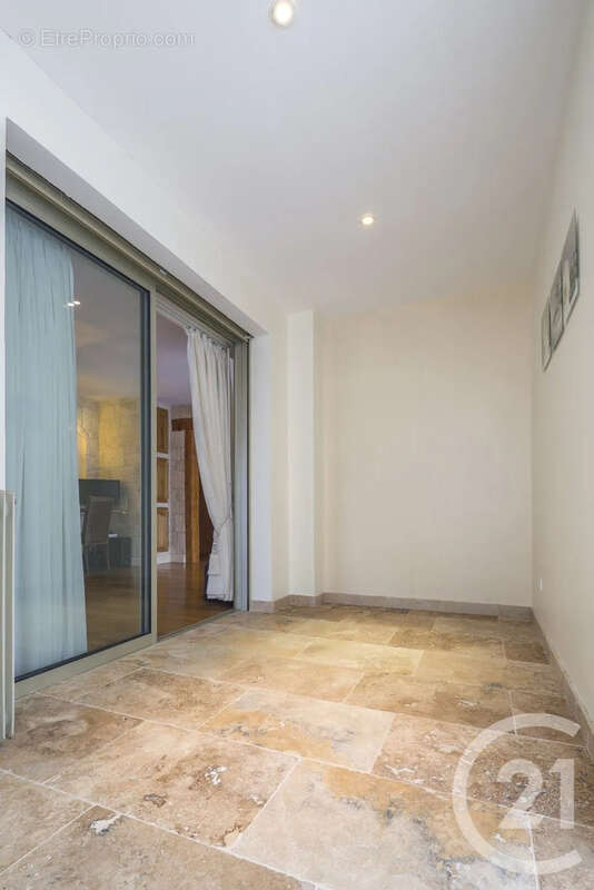 Appartement à SAINT-LAURENT-DU-VAR