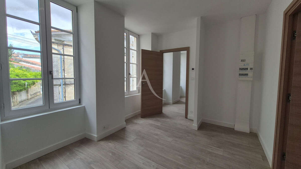 Appartement à SAINT-JEAN-D'ANGELY